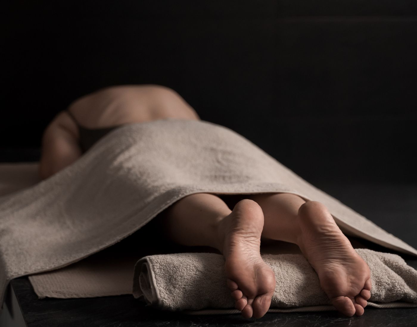 Personne détendue sur une table de massage