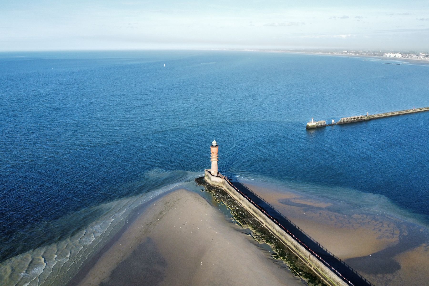 Vue aérienne du phare de Dunkerque et de la mer